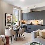 Centre 3 Bedroom, Modern & Bright *