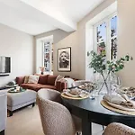 Centre 3 Bedroom, Modern & Bright Apartmán
