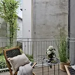 Centre 3 Bedroom, Modern & Bright Apartmán
