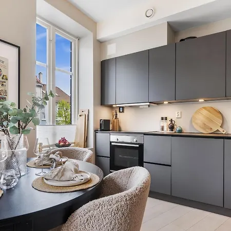 Centre 3 Bedroom, Modern & Bright