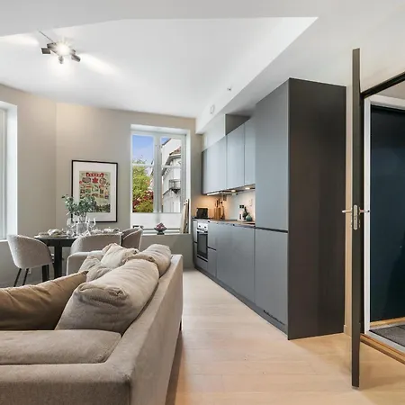 Centre 3 Bedroom, Modern & Bright