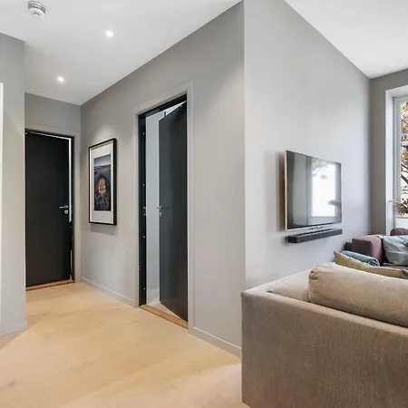 Centre 3 Bedroom, Modern & Bright *
