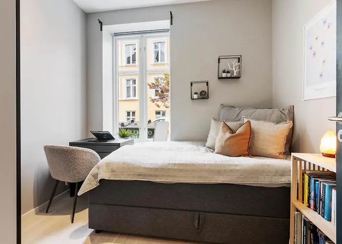 Apartment Centre 3 Bedroom, Modern & Bright *