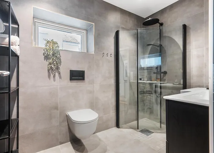 Centre 3 Bedroom, Modern & Bright Appartement *