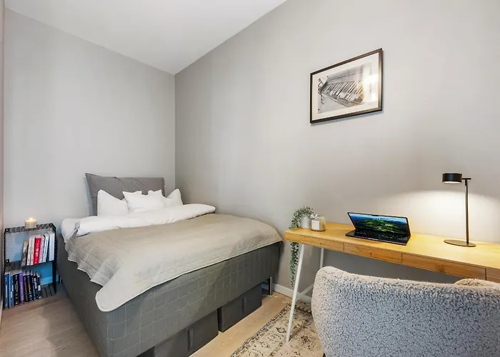 Apartment Centre 3 Bedroom, Modern & Bright *