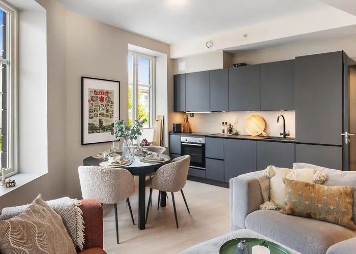 Centre 3 Bedroom, Modern & Bright *