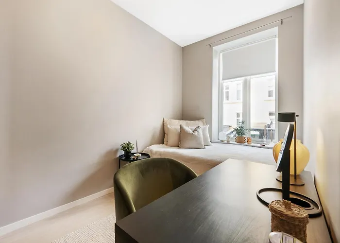 Centre 3 Bedroom, Modern & Bright Apartment *