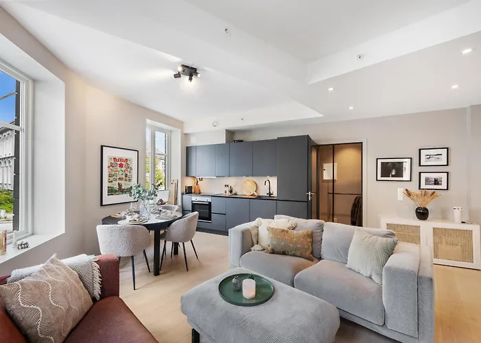 Apartment Centre 3 Bedroom, Modern & Bright *