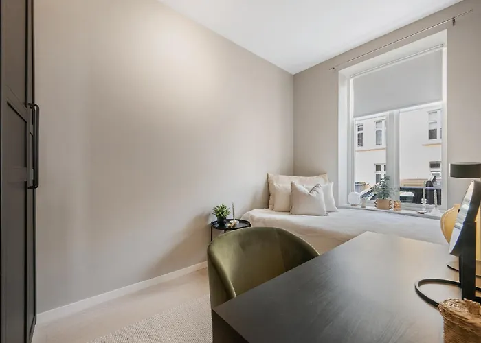 Centre 3 Bedroom, Modern & Bright Apartment