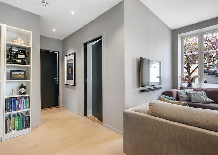 Centre 3 Bedroom, Modern & Bright *