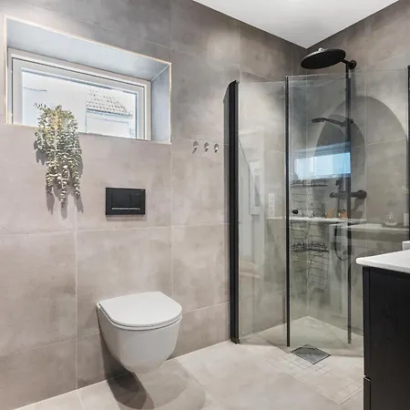 Centre 3 Bedroom, Modern & Bright شقة *